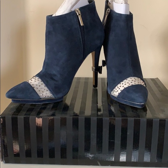 Blue suede bootie with unique design - Picture 2 of 8